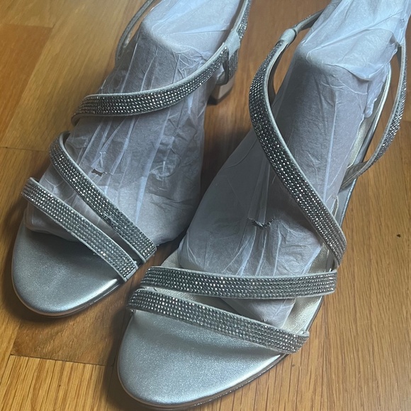 Naturalizer Silver Sandals NWT - Picture 1 of 6